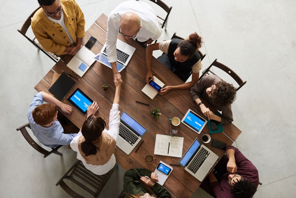 Il team di RS Servizi collabora in ufficio